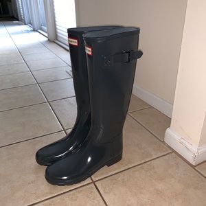 Y’all Grey Gloss Rain Boots!!